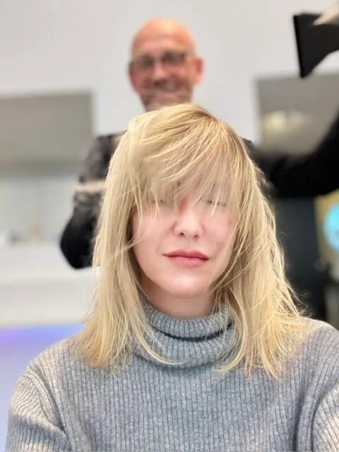 Coiffeur mit Kundin nach Blond-Färbung und Styling bei Blonde Expert Zürich